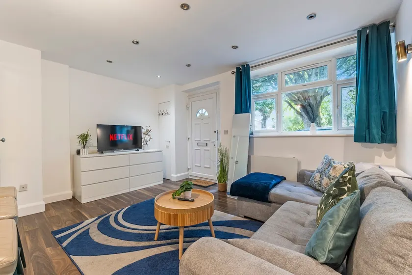 Central Urban Retreat in Kings Cross 2BR with Parking - Image 1