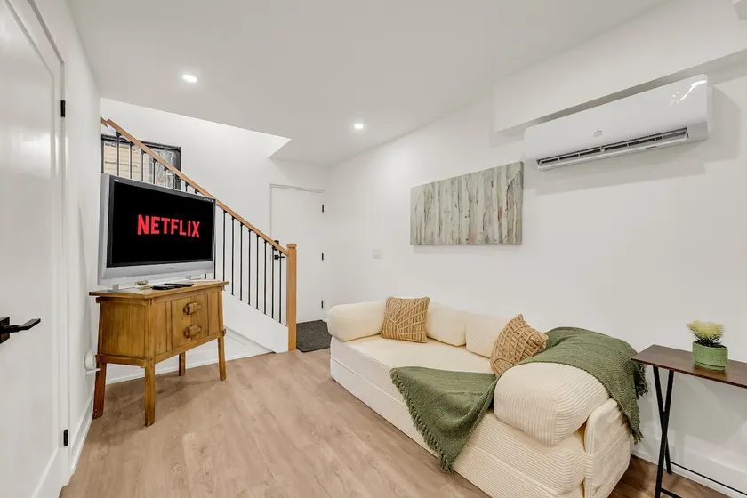 Modern House sleeps 10 FIFA BMO Field Lake DT - Image 1