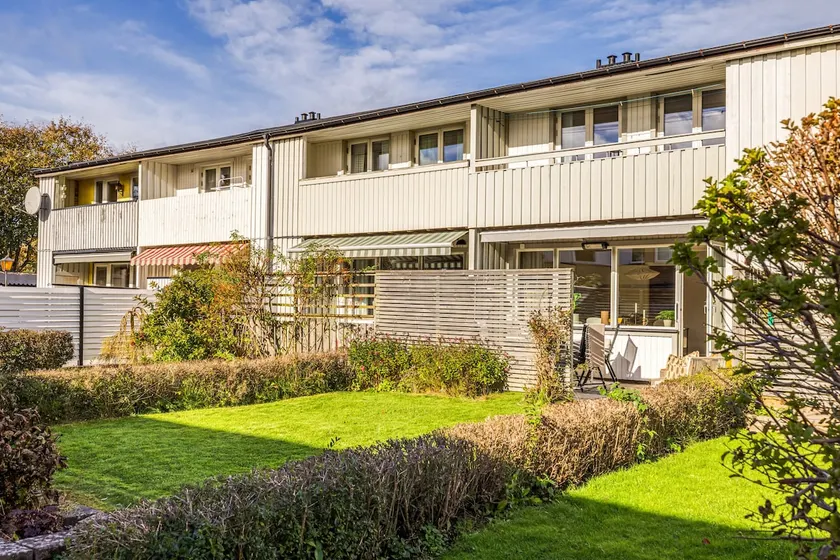 Cozy townhouse close to lake, city center & Gothenburg - Image 1