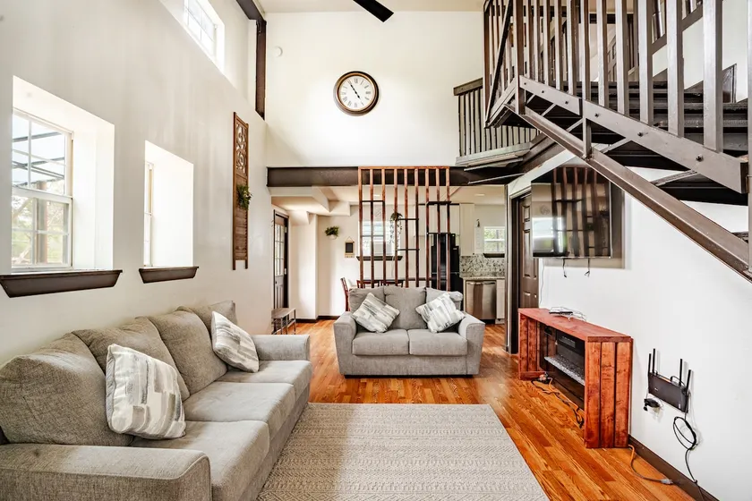 Private and cozy cabin near Downtown Waco - Image 1
