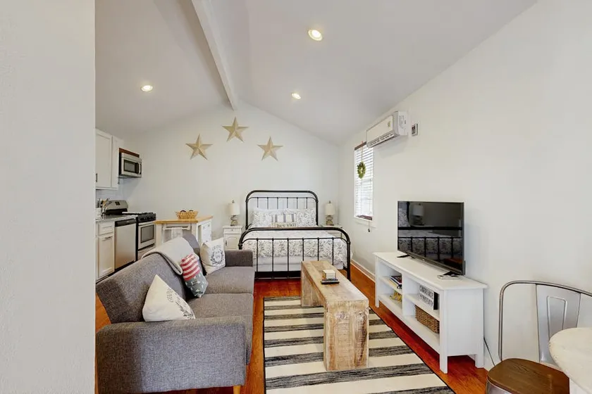 Charming Studio | Patio | Washer/Dryer - Image 1