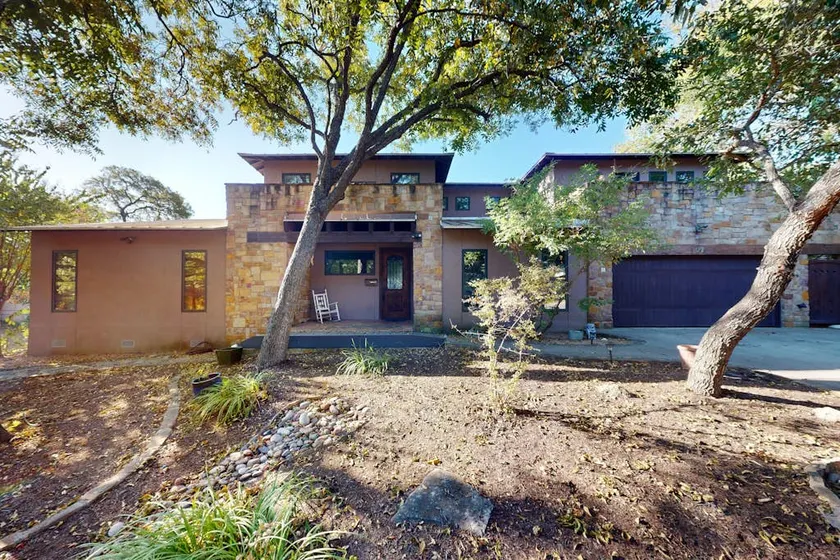 Charming 3BR w/ Balcony & Fire Pit - Image 1