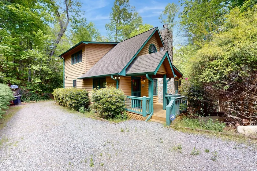 Lucilles Creekside Hideaway - Image 1