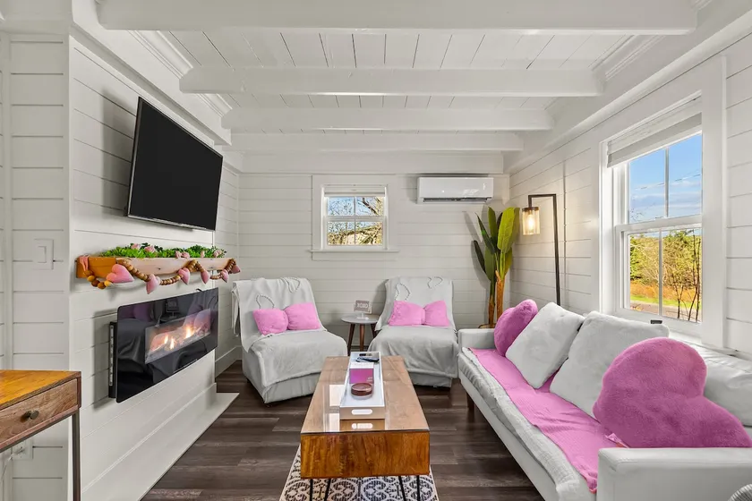 Cupids House Hot Tub, BBQ + Deck, Parking - Image 1