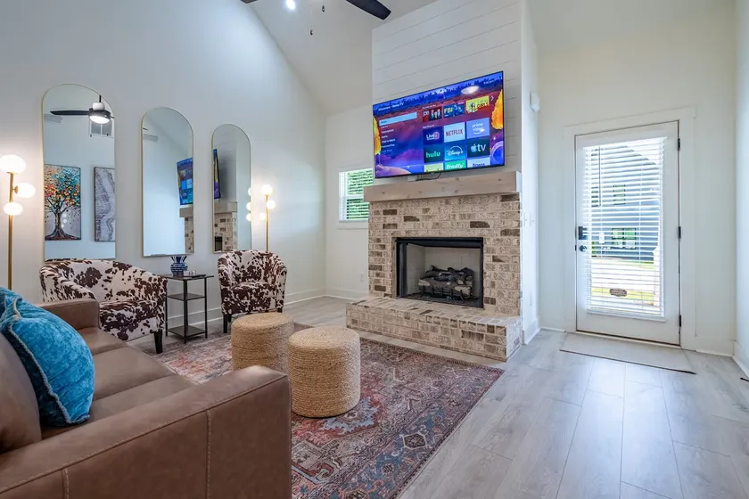 Pet-Friendly 4BR 5 Min to LakePoint with TV Room - Image 1