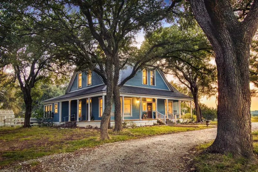 The Poppy House · 4BR Hilltop Farmhouse near Waco - Image 1