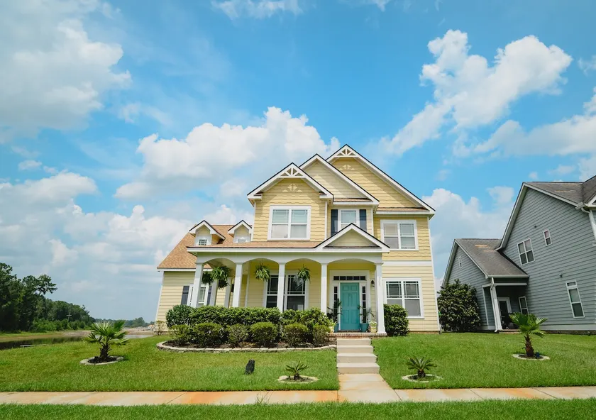 Big Yellow House - Image 1
