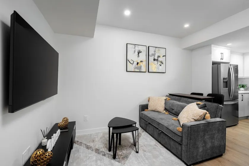 Modern 2 BR Basement Suite in Northwest Calgary - Image 1