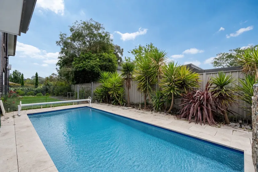 Charming 4-Bed Getaway with Pool & Garden Oasis - Image 1
