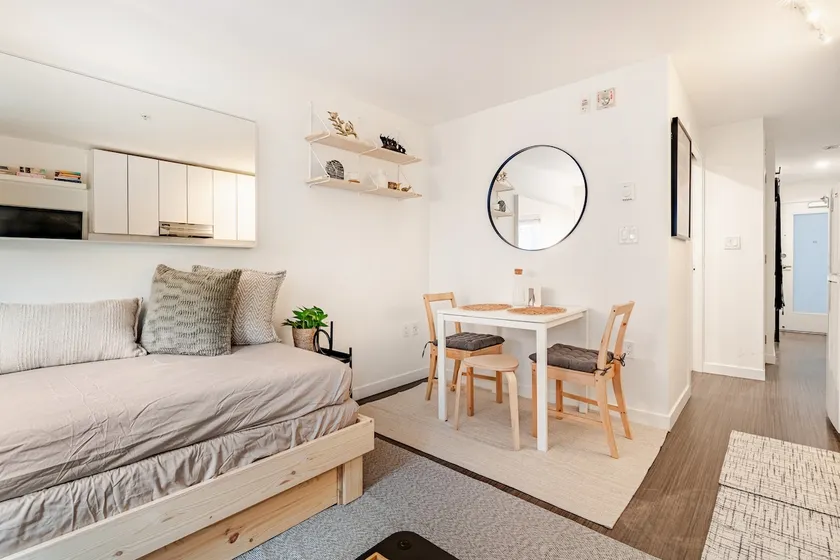 Cobblestone & Cocktails · Chic 1BHK Gastown Condo - Image 1