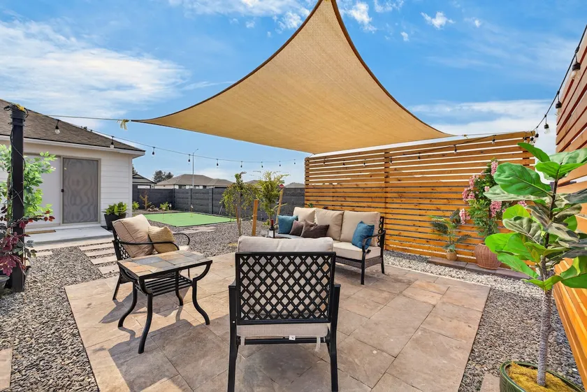 The Sunset Corner-4Bed, 2 Bath & A Fireplace Home - Image 1