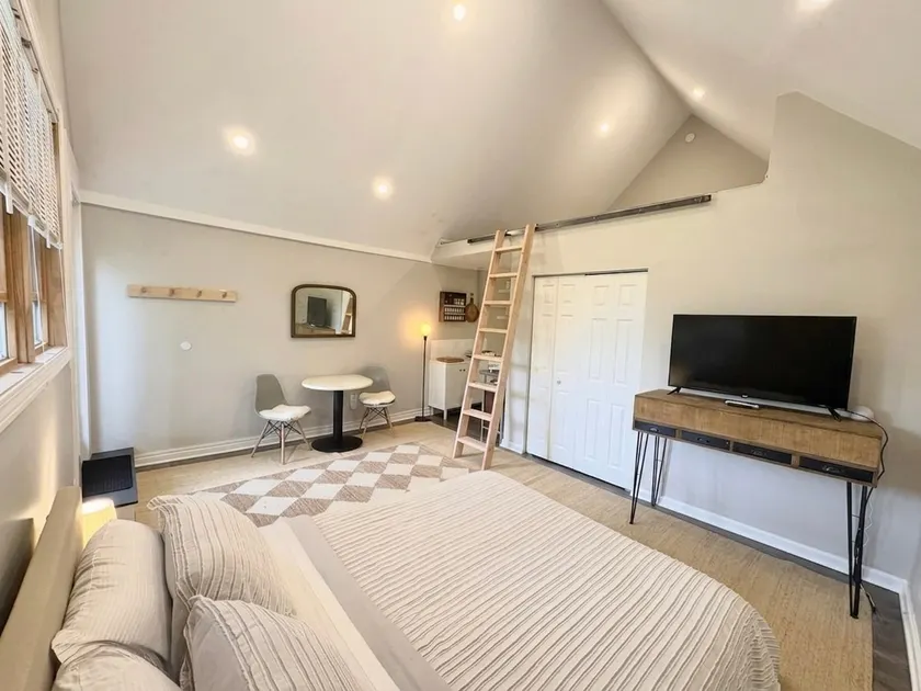 Bright modern private apartment with deck - Image 1