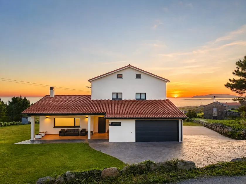 House with views · 300m from the beach · unique sunset - Image 1