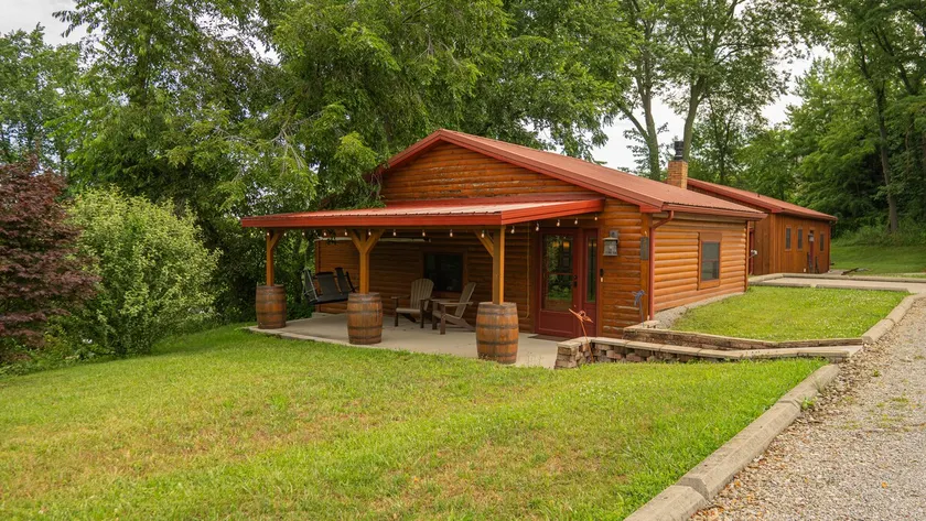 The Crest Cabin|Amish Country Retreat|Walnut Creek - Image 1
