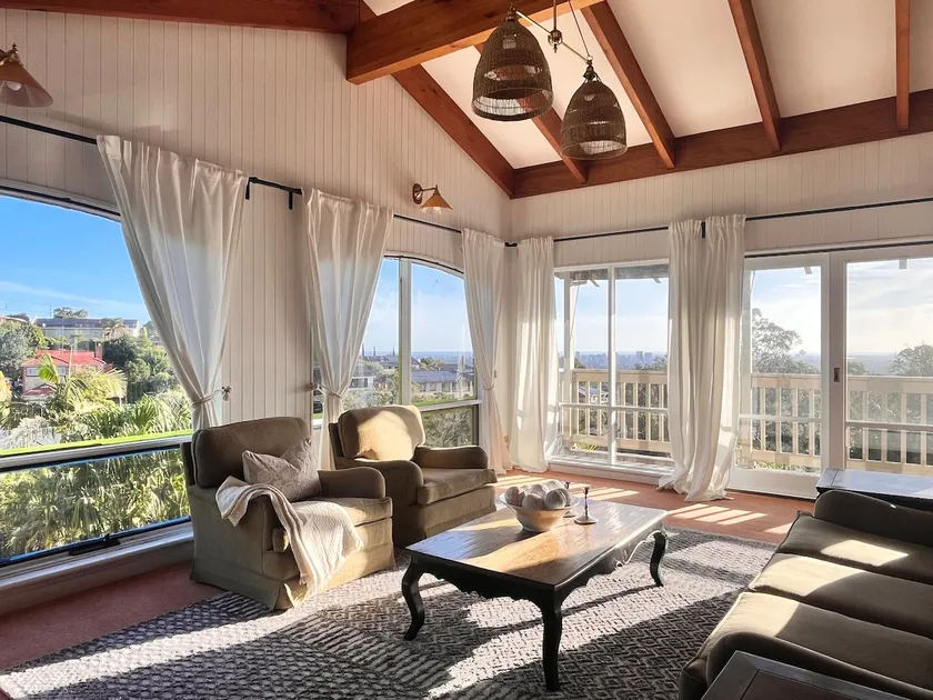 4BR Hills Retreat | City Views | 15min CBD - Image 1