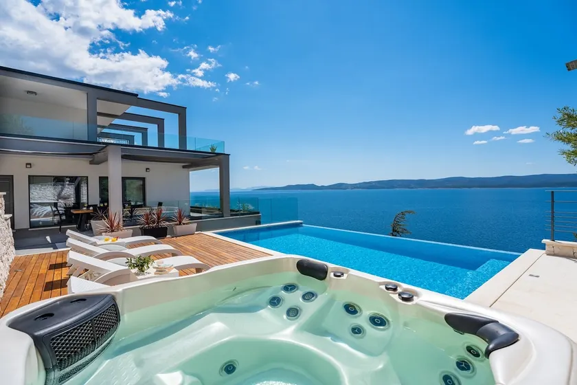 NOVO! VILLA HRID Luxuosa villa à beira-mar, jacuzzi, piscina infinita com massagem - Image 1