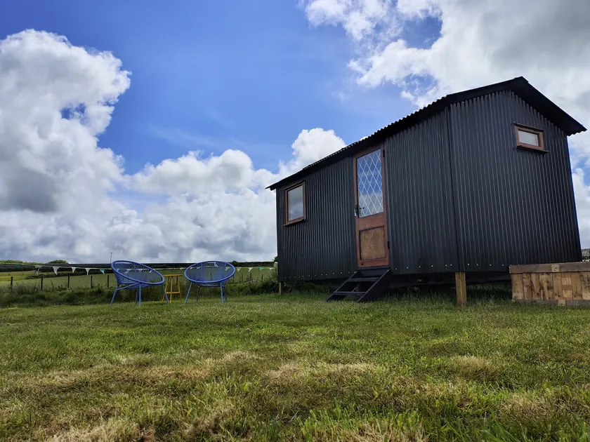 Edgemoor Cabin Relax and unwind in comfort. - Image 1