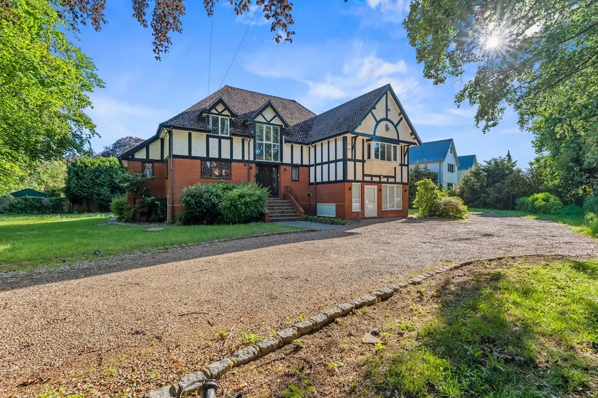 Bray - 6 Bedroom Detached Family House - Gated Parking for 6 cars, Sleeps 11, Bray, Maidenhead - Image 1
