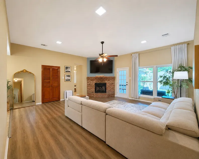 The Appointed House - Just off 75 with Garage! - Image 1