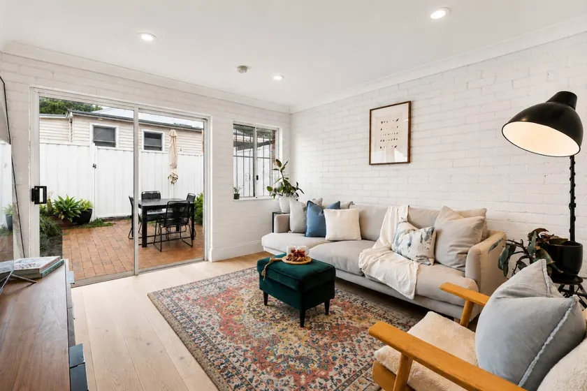 Charming Sunlit Terrace in Vibrant Newtown - Image 1