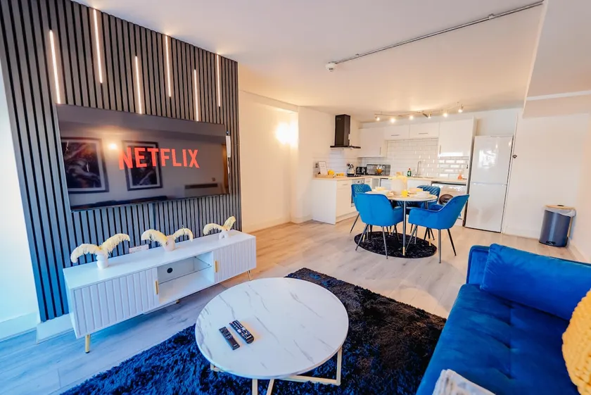 Modern 2 BR 2 Bath Flat With Balcony & Fast WiFi - Image 1