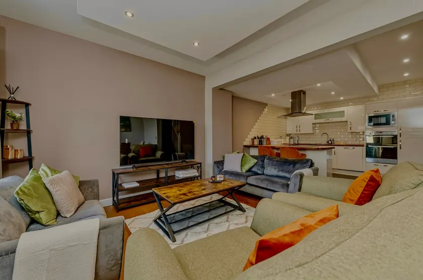 Blackberry House Boutique 4-Bed near Piece Hall - Image 1