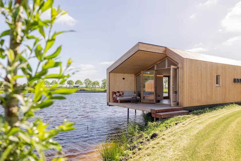 Waterfront lodge on the shore - Image 1