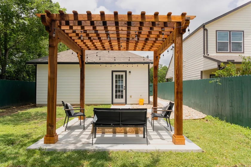 Stay just 5 minutes from downtown Lockhart! - Image 1