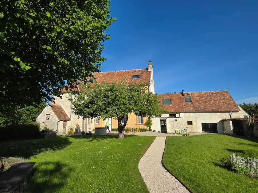 The old presbytery: taste the tranquility. - Image 1