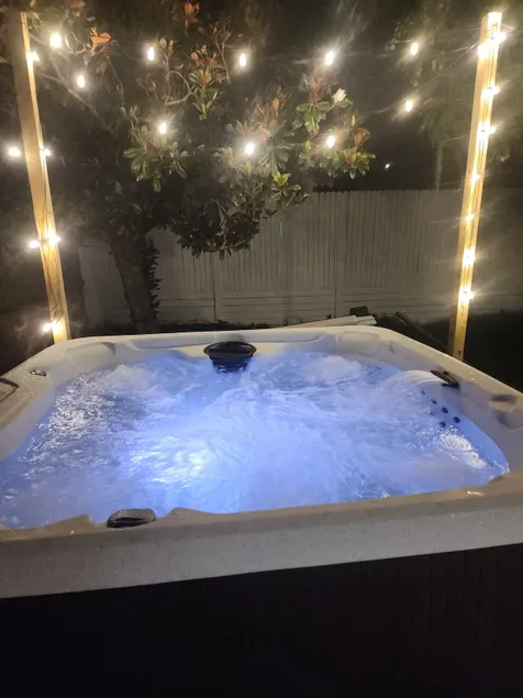 Modern Tampa Retreat Hot Tub EV Charger Sleeps 8 - Image 1