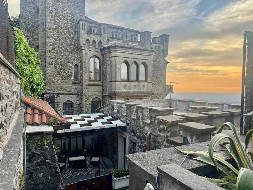 Sleep in a castle with a panoramic terrace - Image 1