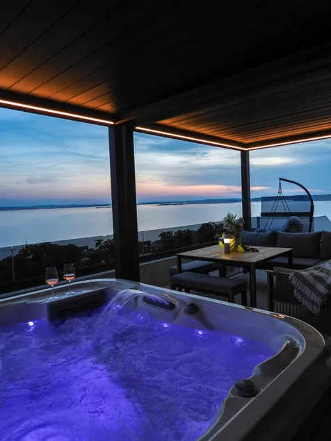 Vista Azura Apartment - Sea View & Private Jacuzzi - Image 1