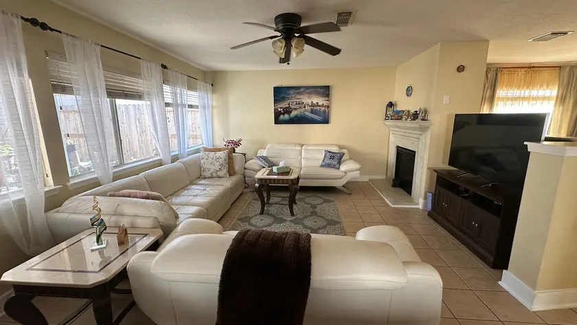 Quiet & Safe 4BR Home. 10 min IAH, 25 min Downtown - Image 1