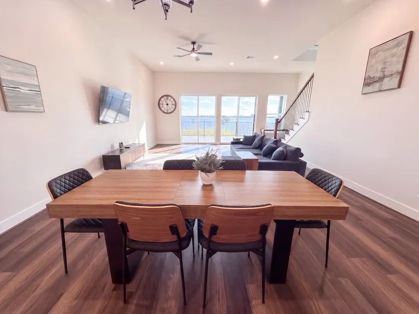 Luxurious Lakefront Retreat at NASA Space & Kemah - Image 1