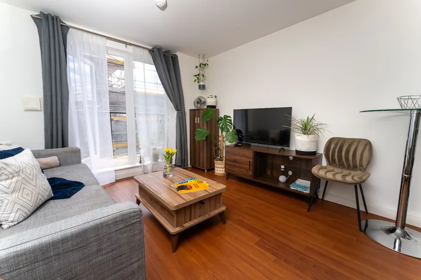 Central Woking 2-Bed 2-Bath Apartment, Free Allocated Parking, Fully Equipped Kitchen, Living Room, Fast WiFi & Station Nearby, GioStays - Image 1