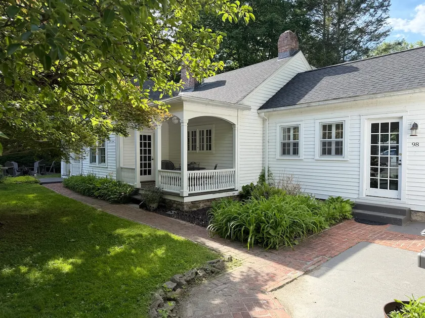 Laurelwood Estate Cottage at Sanita Hills - Image 1