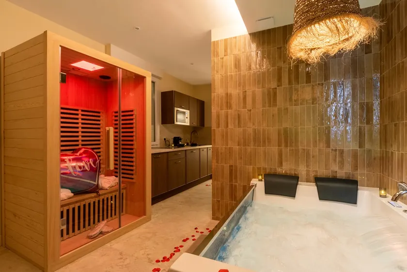 Bali Escape | Hot Tub & Private Sauna in Nice - Image 1