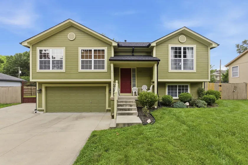 Spacious home in KCK | Perfect for groups - Image 1