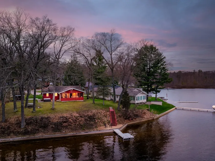 Quiet lakefront cottage with hot tub & fireplace - Image 1