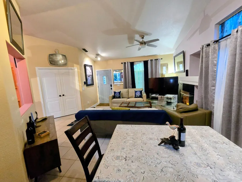 Tropical Backyard Retreat- Pet Friendly - Image 1