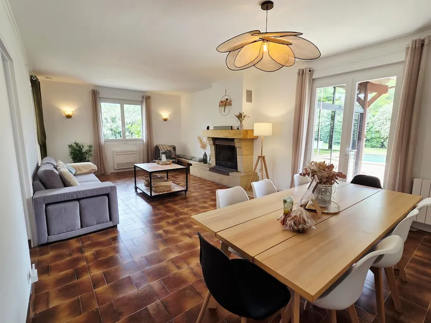Quiet house • Swimming pool • Games room - Image 1