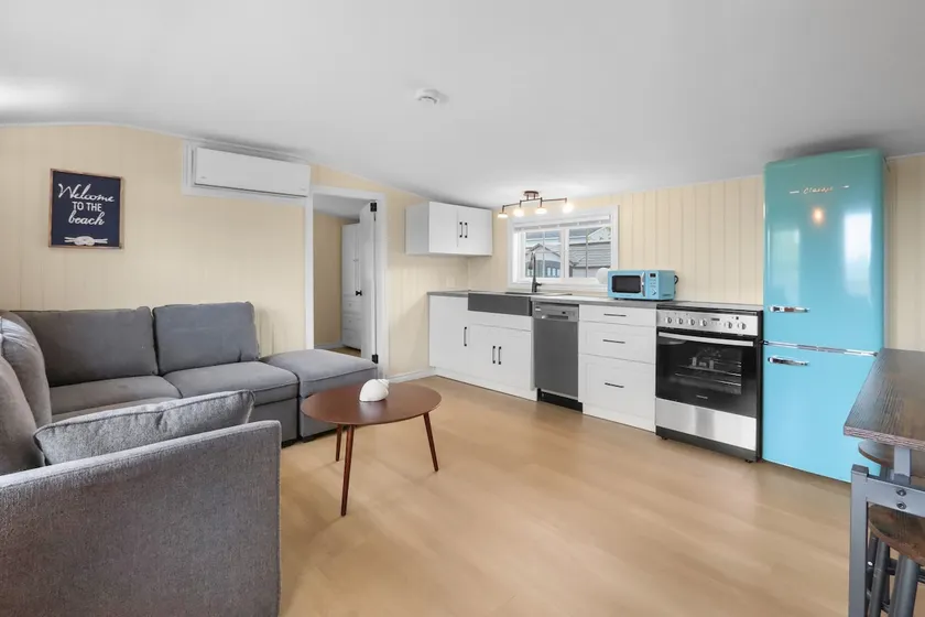 Bright modern cottage close to parlee beach.   - Image 1