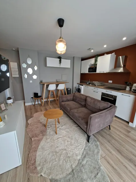 Bright 2 Bedrooms with Garage | Tram at 1min - Image 1