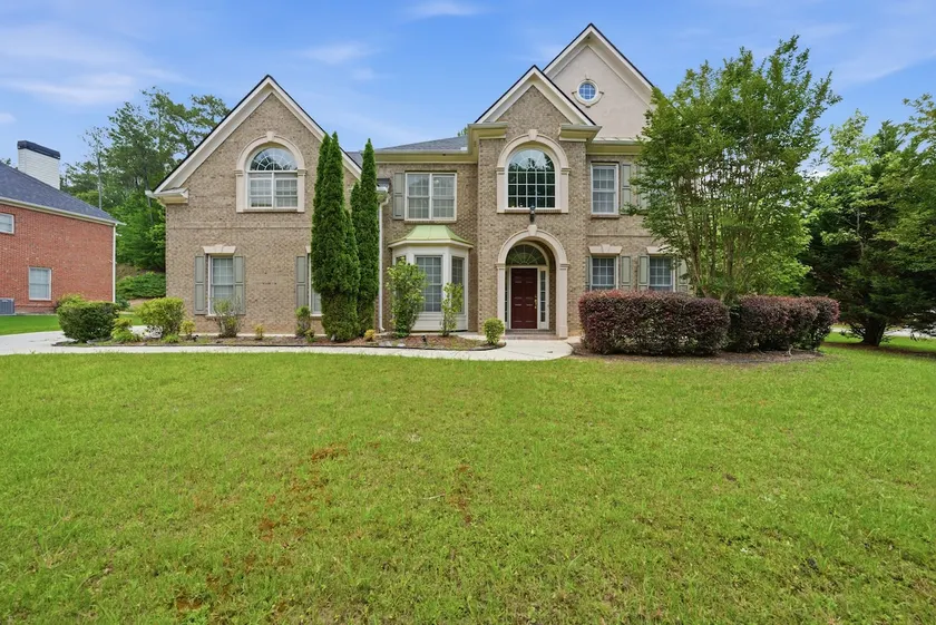 New 4BR Getaway Near Airport & Attractions - Image 1
