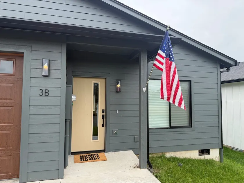 Cozy Modern 2BR Duplex - Image 1
