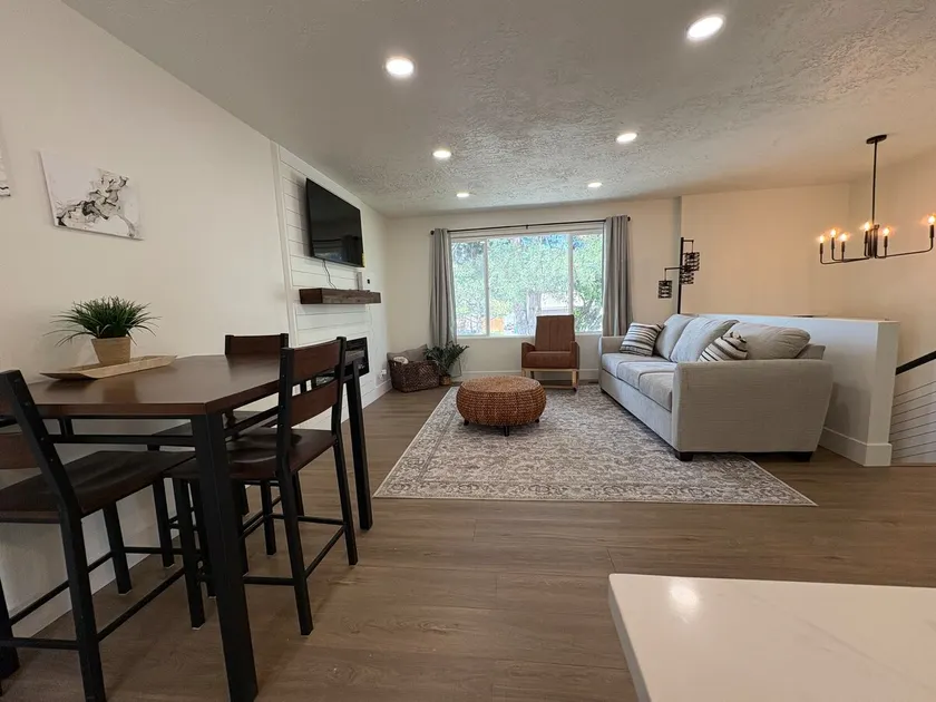 Pine lodge: Cozy & Comfortable upstairs apartment - Image 1