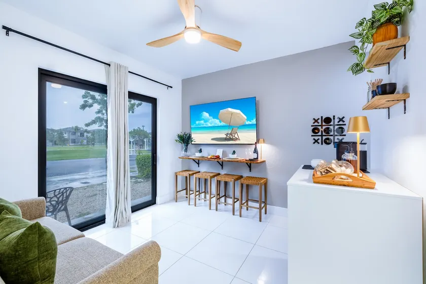 The Olive Nook• 4PPL• King Bed • Keys & Everglades - Image 1