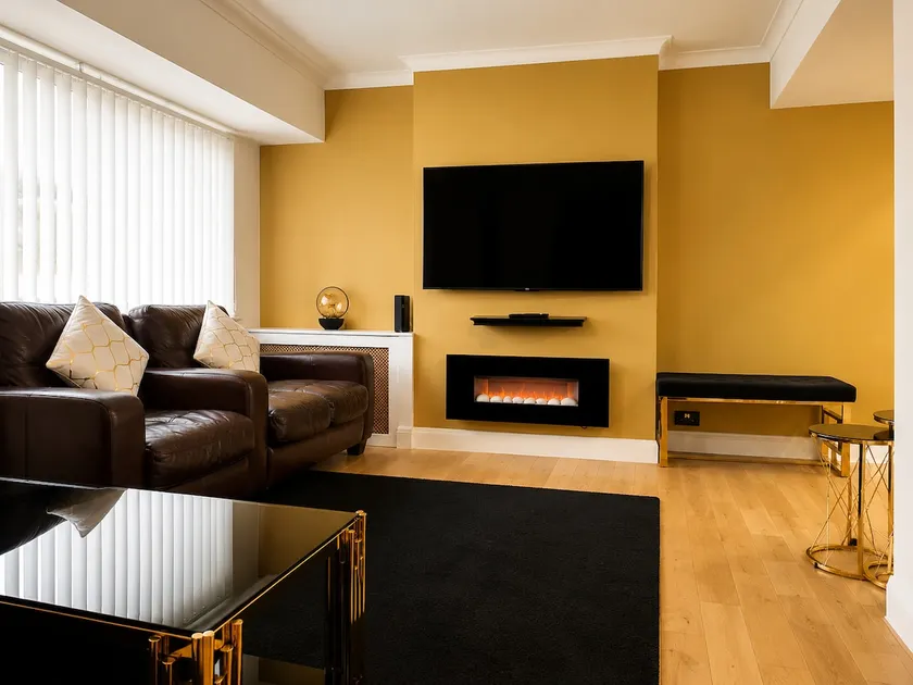 The Royal Retreat Luxury 2BR Free Parking - Image 1