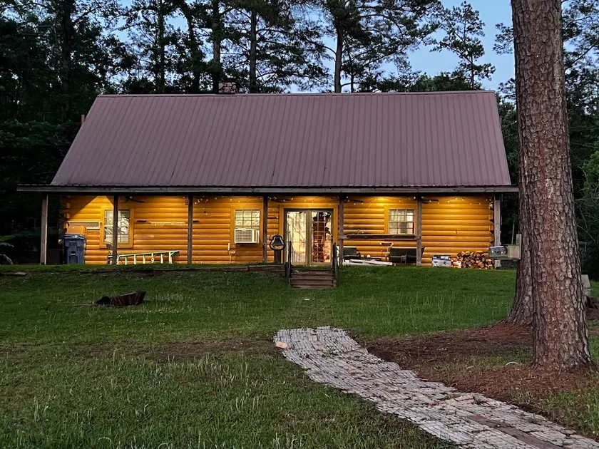 Rustic Cabin on the Lake - Image 1