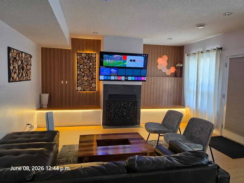 Cozy walkout retreat beside pond and trail - Image 1